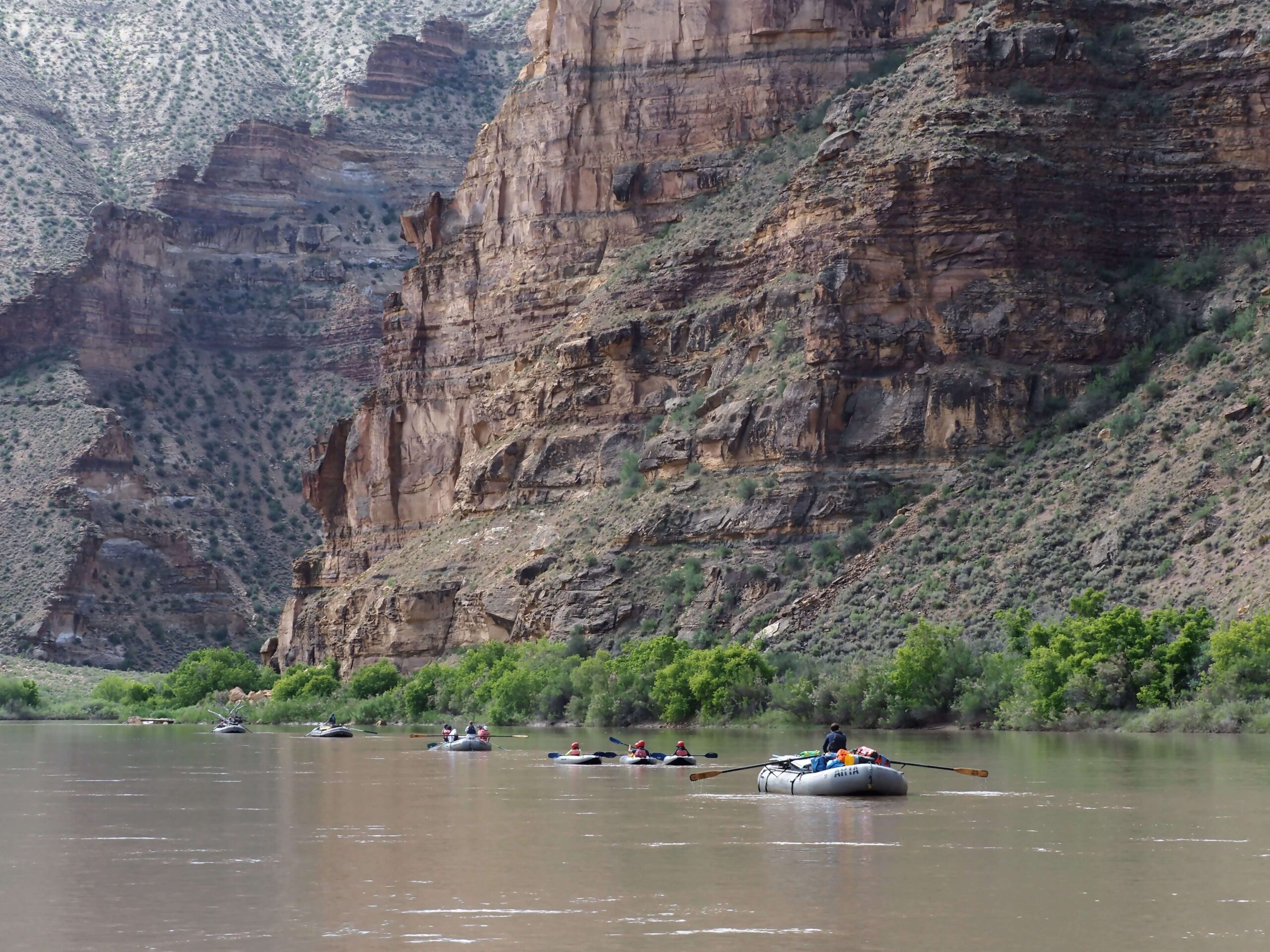 a raft paddles down the green river